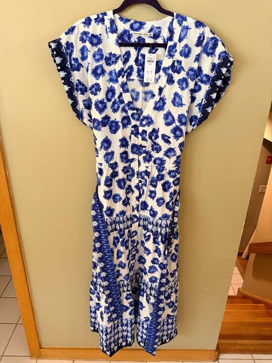 Abercrombie & Fitch Dresses & Skirts - Abercrombie & Fitch Tiered V-Neck Blue Abstract Floral Midi Dress with Belt